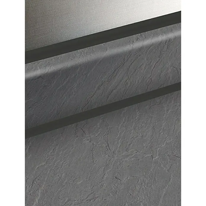 Resopal Canto de PVC - Tagus Slate, 182 x 4,4 cm - Primer plano de una pared de ducha moderna texturizada con sombras elegantes que resaltan el diseño minimalista y la artesanía de alta calidad.