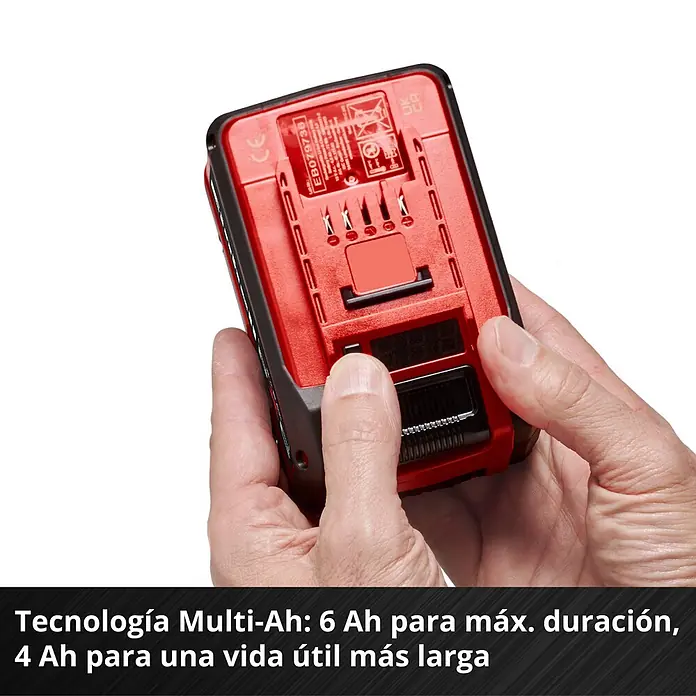 Einhell PXC 18V Cargador de pilas recargables Twincharger 3A - Específico para: Baterías Einhell Power X-Change - Batería Multi-Ah roja y negra (6 Ah / 4 Ah) sostenida en manos, mostrando conectores y etiqueta informativa.