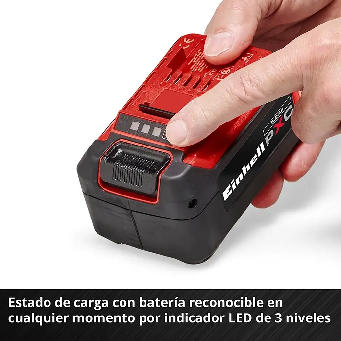 Einhell PXC 18V Batería - 18 V, 5,2 Ah - Mano presiona botón en una batería Einhell PXC 5.2 Ah roja y negra para mostrar su nivel de carga en un indicador LED de 3 niveles.