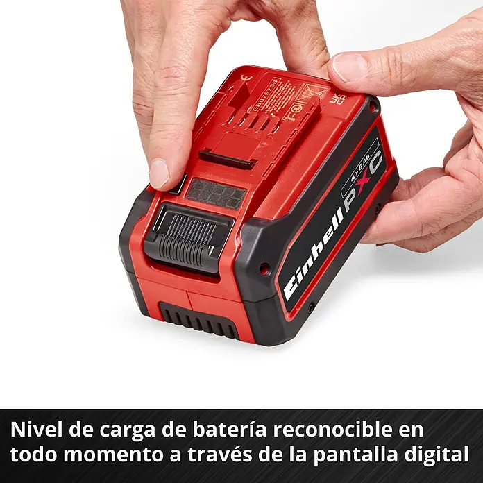 Einhell PXC 18V Cargador de pilas recargables Twincharger 3A - Específico para: Baterías Einhell Power X-Change - Dos manos sostienen una batería Einhell PXC roja y negra, mostrando su nivel de carga en una pantalla digital.