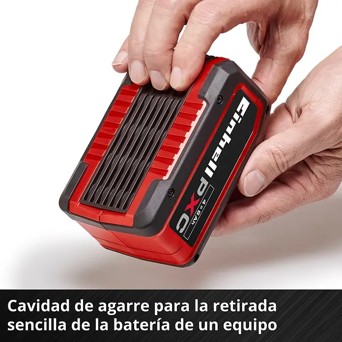 Einhell PXC 18V Cargador de pilas recargables Twincharger 3A - Específico para: Baterías Einhell Power X-Change - Batería Einhell PXC roja y negra sostenida por manos, destacando la cavidad de agarre para su fácil extracción.
