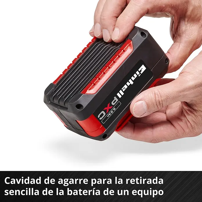 Einhell PXC 18V Batería - 18 V, 5,2 Ah - Batería Einhell PXC 5.2Ah negra y roja, sostenida por manos, con cavidad de agarre para fácil extracción.