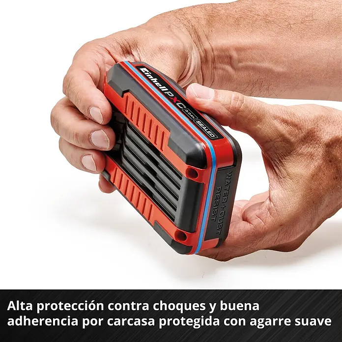 Einhell PXC 18V Batería y cargador PXC-Starter Kit - 18 V, 1 batería, 2,5 Ah - Manos sostienen una batería Einhell PXC 3.0Ah SEALED roja y negra con detalles azules, mostrando su resistencia al agua y polvo y agarre suave.