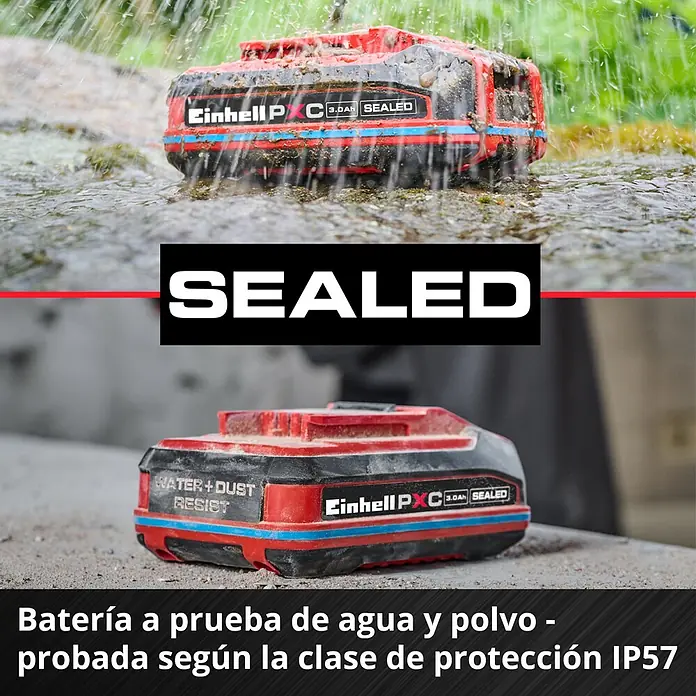 Einhell PXC 18V Batería y cargador PXC-Starter Kit - 18 V, 1 batería, 2,5 Ah - Batería Einhell PXC 3.0Ah roja y negra, mostrada mojada, embarrada y polvorienta, destacando su resistencia IP57 al agua y al polvo.