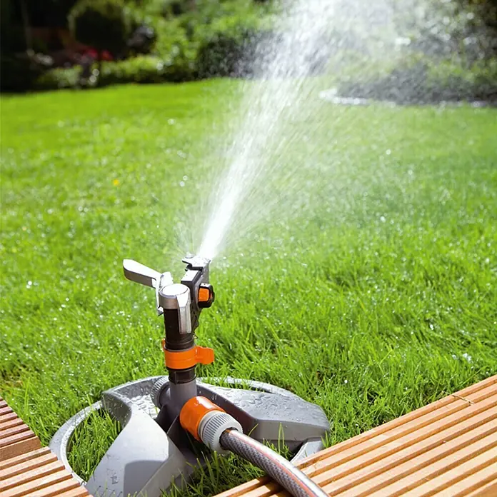 Gardena Impulsregner - 25 ° - 360 °, Metall/Kunststoff, Mit Schlitten - Rasensprenger in Aktion: Bewässert den grünen Rasen effizient mit einem feinen Sprühnebel. Ideal für die Gartenbewässerung.