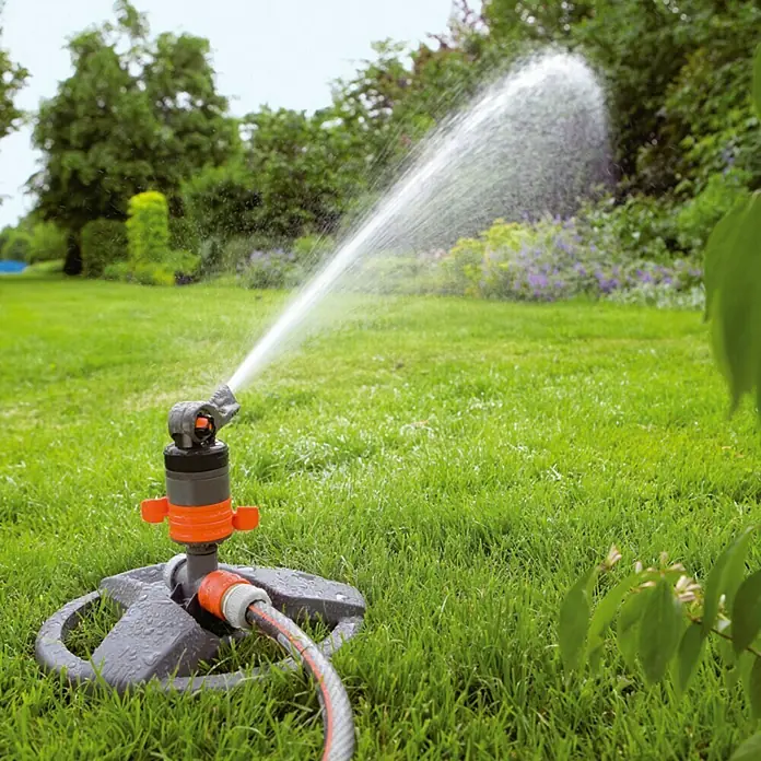 Gardena Comfort Turbinenregner - 20 ° - 360 °, Kunststoff, Mit Schlitten - Rasensprenger im Einsatz. Bewässerungssystem für den Garten mit verstellbarem Sprühkopf, ideal für eine gleichmäßige Bewässerung.