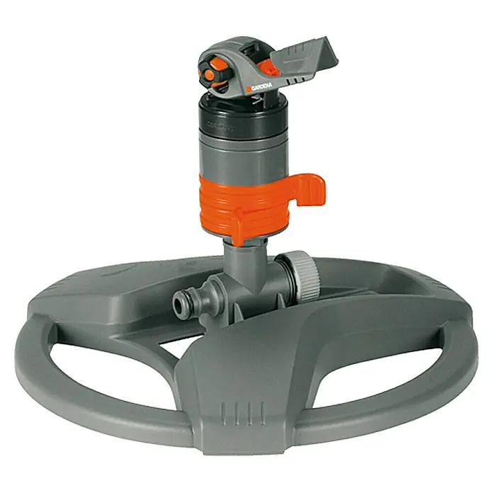 Gardena Comfort Turbinenregner - 20 ° - 360 °, Kunststoff, Mit Schlitten - Ein Gardena Vielflächenregner auf einer grauen Basis, mit orangefarbenen Akzenten. Ideal für die Bewässerung von Gärten.