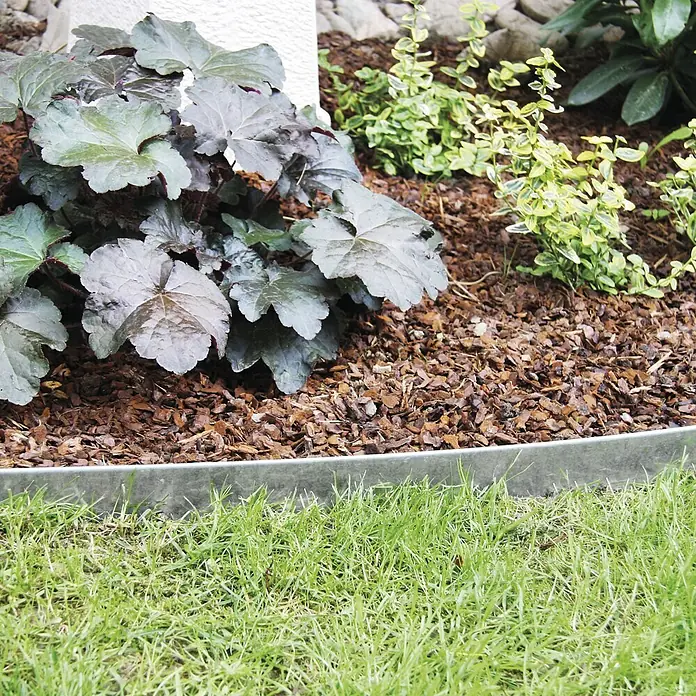 Bellissa Rasenkante - Metall, Verzinkt - Das Bild zeigt eine Rasenkante aus Metall, die einen gepflegten Übergang zwischen Rasen und Blumenbeet schafft. Ideal für die Gartengestaltung.