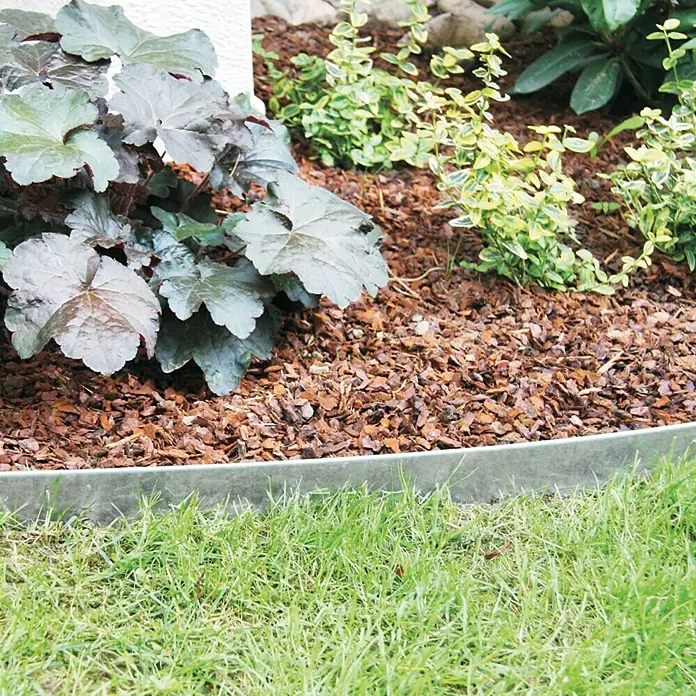 Bellissa Rasenkante - Metall, Verzinkt - Das Bild zeigt eine Rasenkante aus Metall, die einen gepflegten Übergang zwischen Rasen und Blumenbeet schafft. Ideal für die Gartengestaltung.