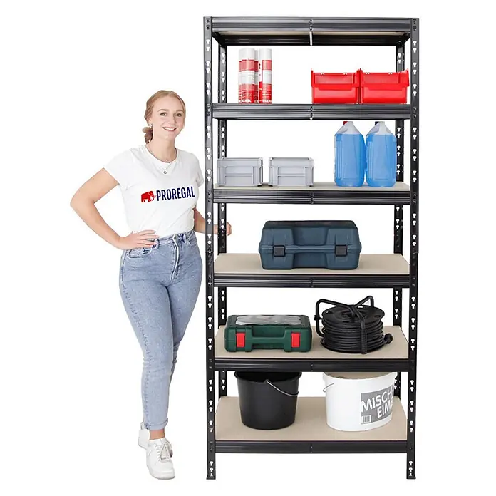 Set Deal 2x Schwerlastregal Giant Tiger 200x90x60cm 265kg 6-Ebenen Schwarz -  - Hohes schwarzes Metallregal mit mehreren Ablagen für diverse Lagerartikel, daneben eine Frau als Größenvergleich.