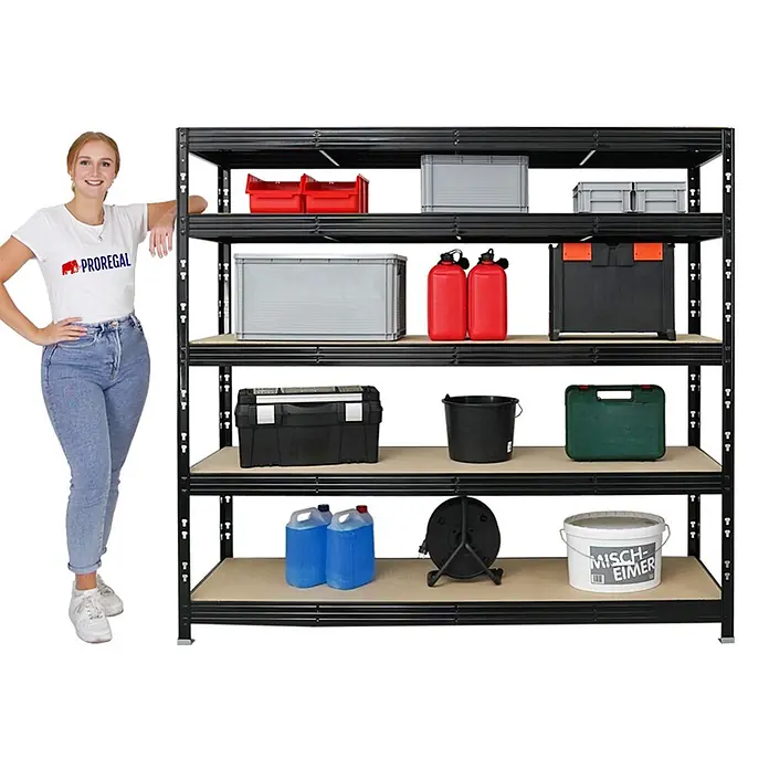 Set Deal 5x Profi Schwerlastregal Rhino 180x200x60cm 5 Böden 500kg Schwarz -  - Schwarzes Metallregal mit Holzböden, gefüllt mit verschiedenen Lagerartikeln. Eine Frau steht daneben als Maßstab.