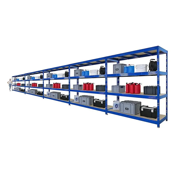 Set Deal 5x Profi Schwerlastregal Rhino 200x200x60cm 4 Böden 500kg Blau -  - Langes blaues Metallregal mit Holzböden, gefüllt mit verschiedenen Aufbewahrungsbehältern. Eine Person steht daneben zur Größenreferenz.