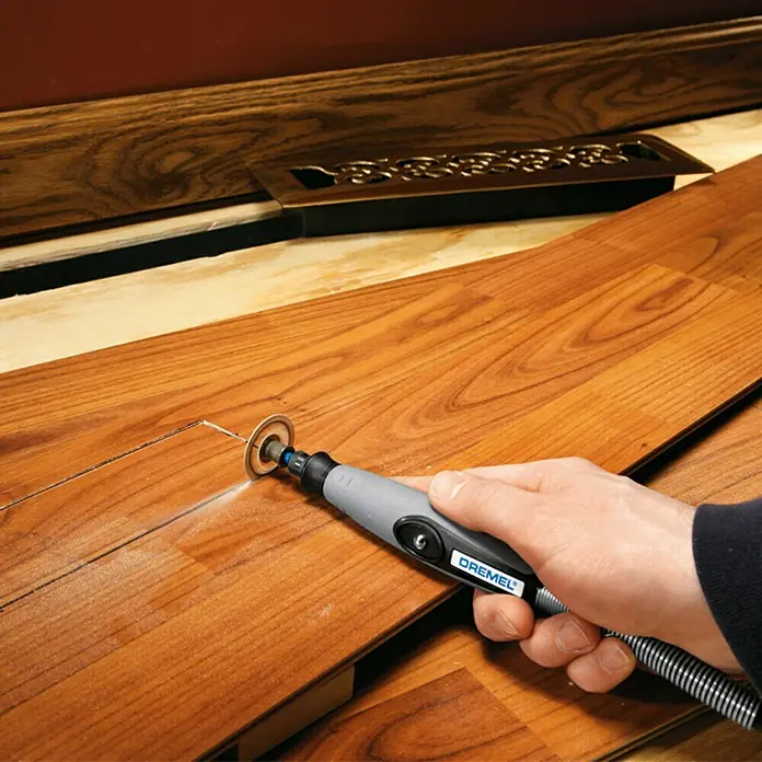 Dremel EZ SpeedClic Trennscheibe SC 544 - Ø x S: 38 x 1 mm, Bohrung: 3,2 mm - Dremel-Werkzeug schneidet präzise in Holzboden. Ideal für Renovierungsarbeiten und zum Anpassen von Bodenbelägen, bietet saubere Schnitte.