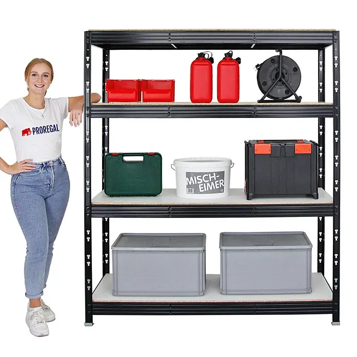 Set Deal 2x Profi Schwerlastregal Rhino 180x160x60cm 4 Böden 500kg Schwarz -  - Schwarzmetallregal mit vier Ebenen, beladen mit Aufbewahrungsbehältern und Werkzeugen. Eine Frau steht daneben zur Größenangabe.