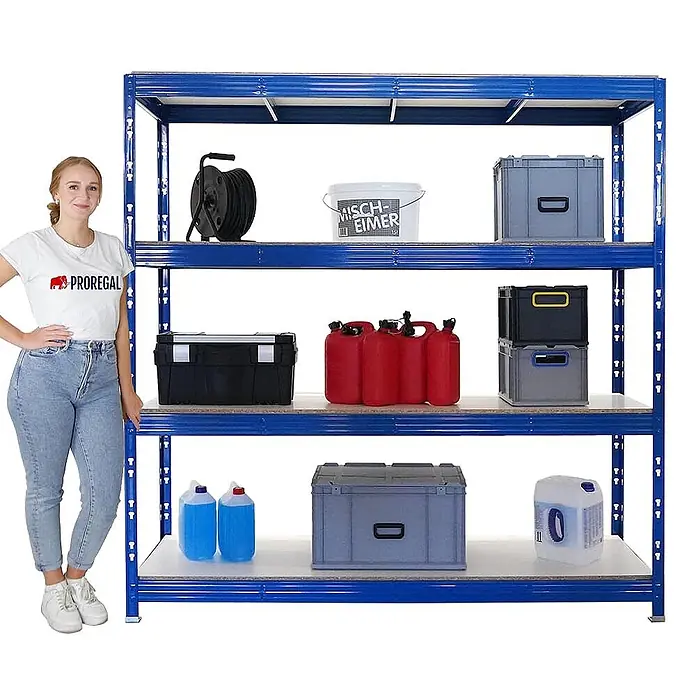 Set Deal 3x Profi Schwerlastregal Rhino 200x200x60cm 4 Böden 500kg Blau -  - Blaues Metallregal mit vier Ablagen, auf denen verschiedene Lagerartikel stehen. Eine Frau steht daneben als Größenvergleich.