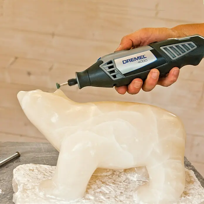 Dremel Punta de amolar de carburo de silicio Mod. 85602 - Cabeza de arandela, Diámetro de trabajo: 10,3 mm, 3 ud. - Se utiliza un Dremel 4000 para tallar una escultura de oso de piedra, destacando la precisión y la versatilidad de la herramienta.