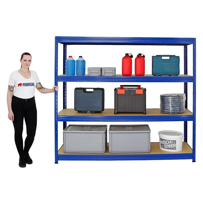 MegaDeal 3x Schwerlastregal DINO 180x180x60cm 4 MDF-Böden 500kg Blau -  - Blaues Metallregal mit Holzablagen, gefüllt mit verschiedenen Lagerartikeln. Eine Frau steht daneben und zeigt dessen Größe und Lagerkapazität.