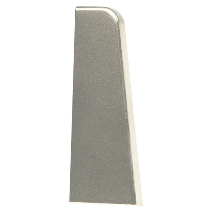 MyStyle Endkappe K58 C - Silber, 2 Stk., Geeignet für: Sockelleiste K58 C - Nahaufnahme eines gebürsteten Aluminium-Zierleiste mit abgerundeten Kanten, ideal für moderne Möbelakzente und Interieur-Design.