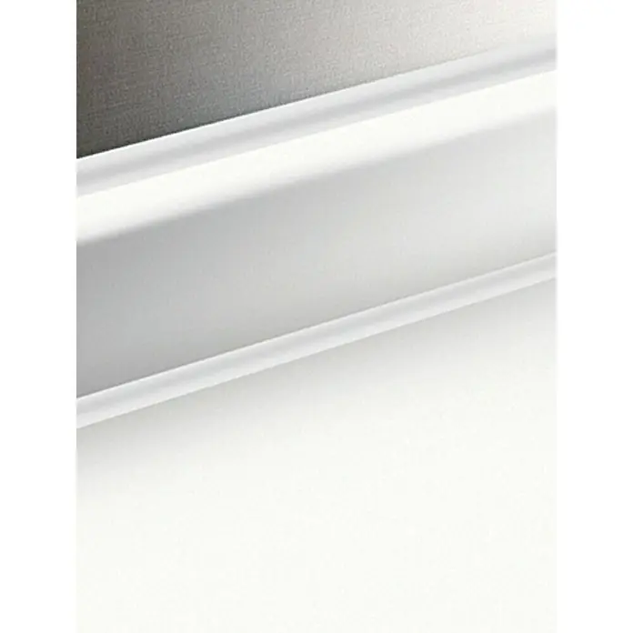 Resopal Copete - Snow White, 60 cm - Primer plano de una moldura de techo blanca, destacando la arquitectura elegante y el diseño limpio de este elemento decorativo.