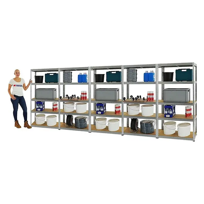 MegaDeal 5xSchwerlastregal Slim Elephant S 180x90x45 5 Böden 350kg Verzinkt -  - Fünf stabile Metallregale mit Holzablagen, voll bestückt, daneben eine Frau als Größenvergleich.