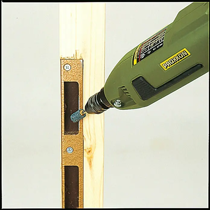 Proxxon Micromot Feinbohrschleifer FBS 240/E No 28472 - 5.000 U/min - 20.000 U/min, 100 W - Der Proxxon Schleifer in Aktion, beim Schleifen von Holz, ein nützliches Werkzeug für feine Holzarbeiten.