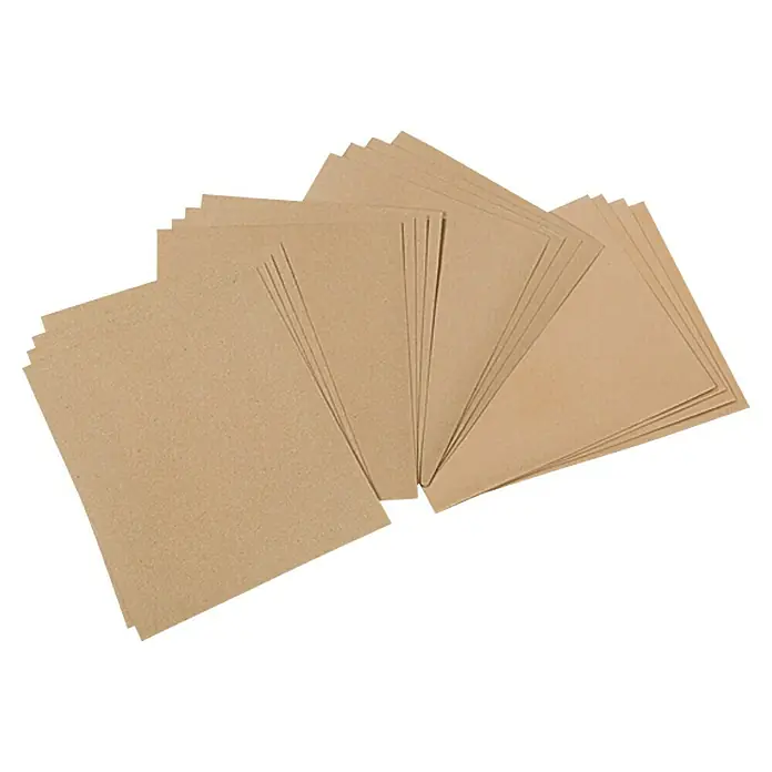 Craftomat Schleifpapier-Set Standard - 16 -tlg. - Mehrere Blätter braunes Bastelpapier sind aufgereiht und bieten eine natürliche Basis für kreative Projekte und vielseitige Anwendungen.