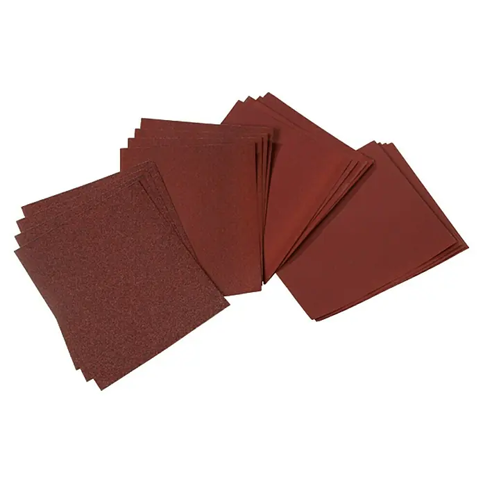 Craftomat Schleifpapier-Set Super - 15 -tlg. - Das Bild zeigt eine Nahaufnahme von mehreren Blättern Schleifpapier in verschiedenen Rottönen, die auf einer weißen Oberfläche liegen.