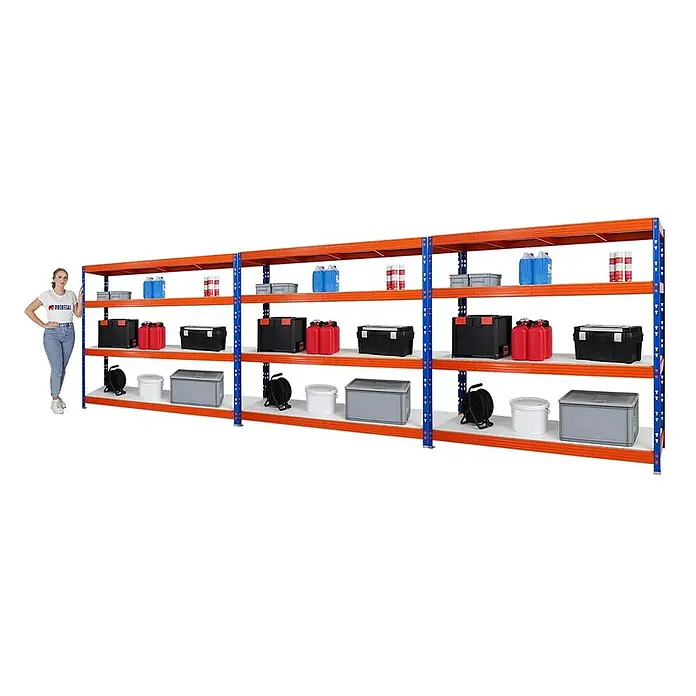 MegaDeal 3xProfi Schwerlastregal Rhino 180x200x60 4 Böden 500kg Blau-Orange -  - Eine Frau steht neben einem großen, orange-blauen Schwerlastregal, gefüllt mit verschiedenen Lagerbehältern und Kisten, was seine Größe verdeutlicht.