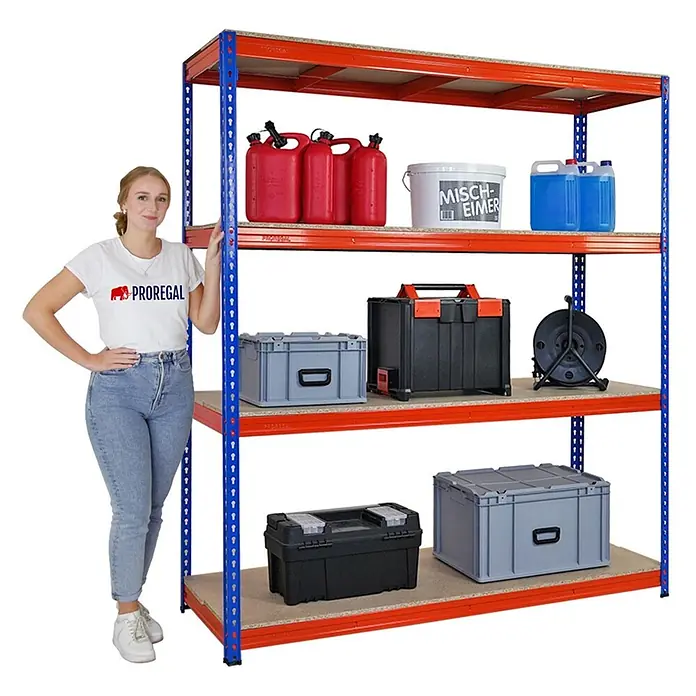Mega Deal | 3x Profi Schwerlastregal BISON | HxBxT 200x180x60cm | 4 Fachböden | Fachlast 600kg | Blau-Orange -  - Ein hohes Metallregal mit roten Trägern und blauen Pfosten, vier Regalböden mit verschiedenen Lagerbehältern. Eine Frau steht daneben zur Größenorientierung.