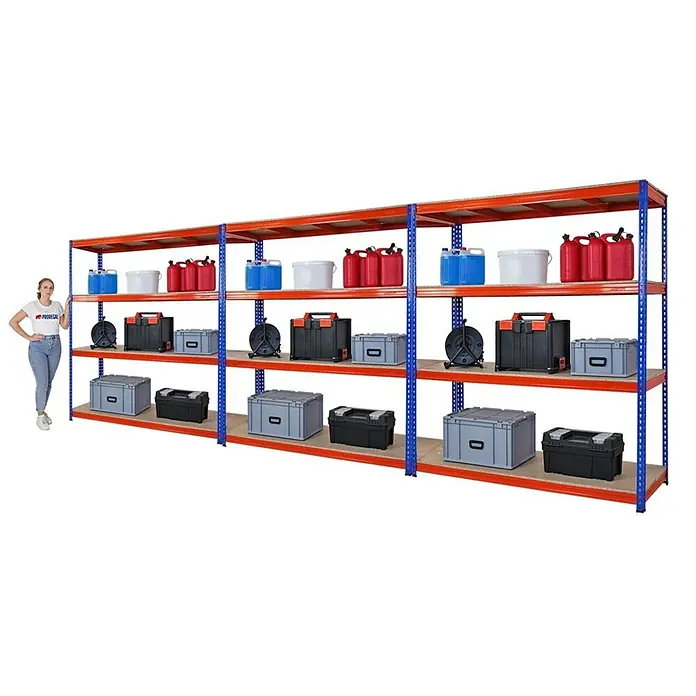 Mega Deal | 3x Profi Schwerlastregal BISON | HxBxT 200x180x60cm | 4 Fachböden | Fachlast 600kg | Blau-Orange -  - Langes, rot-blaues Metallregal mit Holzböden, gefüllt mit Aufbewahrungsboxen und Kanistern. Eine Frau steht daneben zur Größenreferenz.