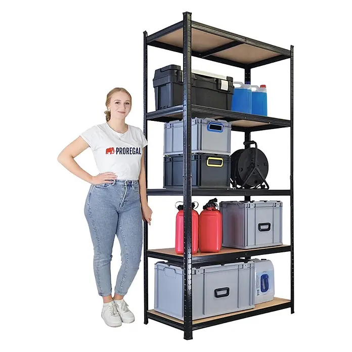 Schwerlastregal Giant Ragnar | HxBxT 200x100x50cm | 5 MDF-Platten-Ebenen | Fachlast 175kg | Schwarz -  - Schwarzes Metallregal mit Holzböden, gefüllt mit Aufbewahrungsboxen. Eine Frau steht daneben zur Größenreferenz.