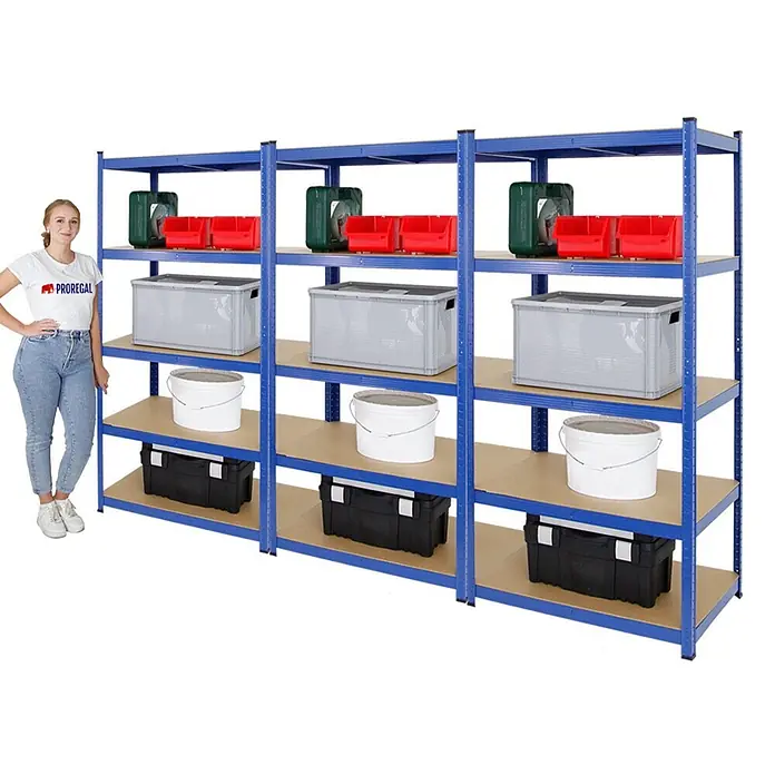 Mega Deal | 3x Schwerlastregal TAURUS | HxBxT 180x90x60cm | Fachlast 175kg | Blau -  - Blaues Metallregal mit Holzböden, gefüllt mit Lagerboxen und Eimern, mit einer Person als Größenvergleich.