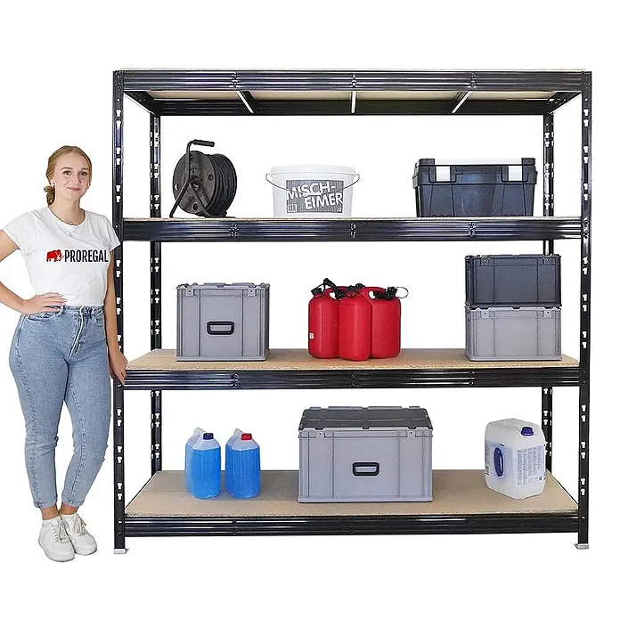Set Deal 5x Profi Schwerlastregal Rhino 200x200x60cm 4 Böden 500kg Schwarz -  - Großes schwarzes Metallregal mit vier Holzregalböden, gefüllt mit Lagerartikeln. Eine Frau steht links daneben zur Größenveranschaulichung.