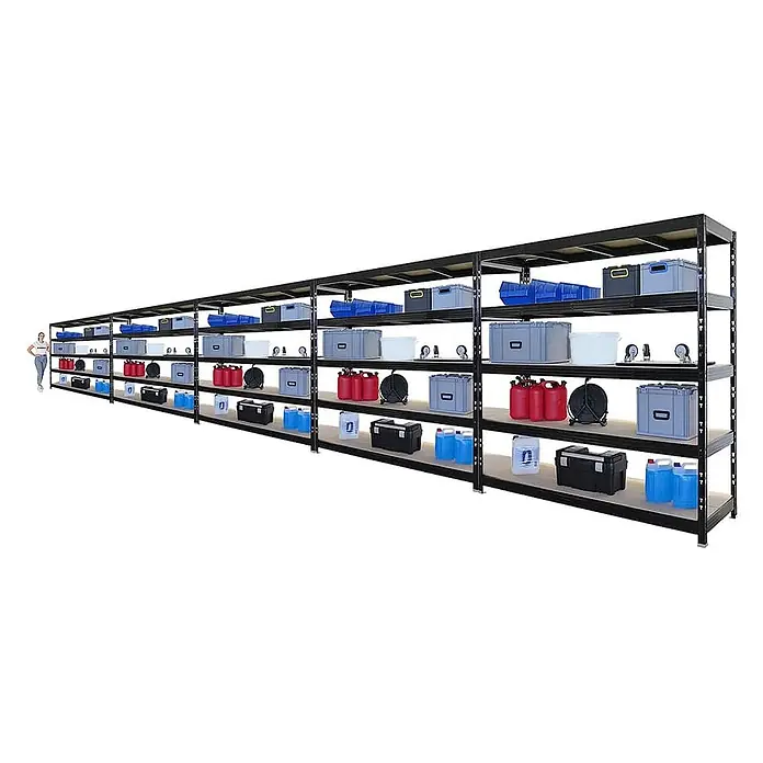 Mega Deal | 5x Profi Schwerlastregal Rhino | HxBxT 200x200x60cm | 5 Spanplatten-Ebenen 8mm | Fachlast 500kg | Schwarz -  - Lange schwarze Metallregale mit Holzablagen, gefüllt mit verschiedenen Lagerartikeln. Eine Person dient als Größenvergleich.