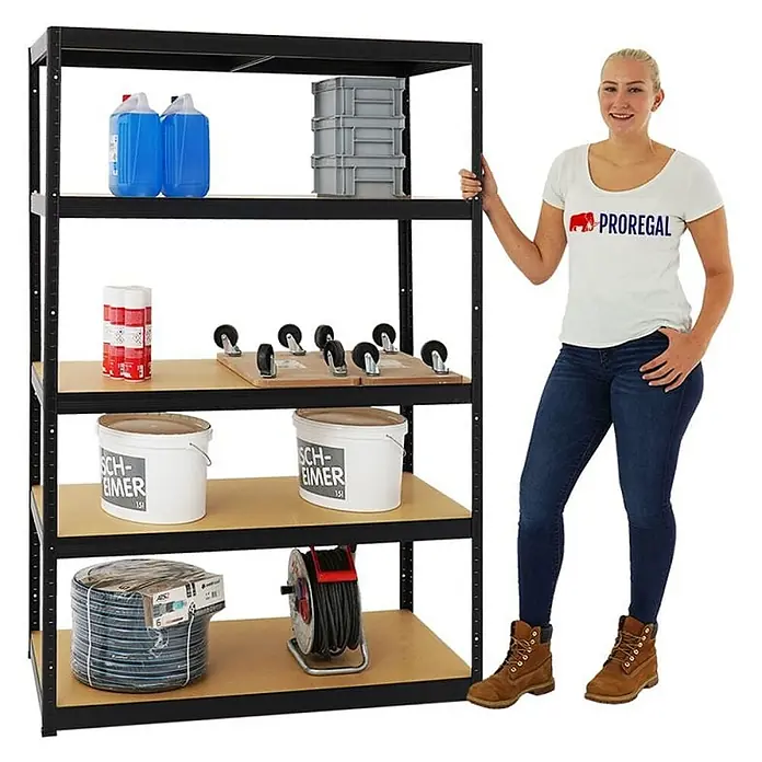 Mega Deal | 3x Schwerlastregal Big Elephant M & 1x Höhenverstellbare Werkbank Big DINO| Fachlast bis zu 600kg | Schwarz -  - Robustes schwarzes Metallregal mit Holzbrettern, beladen mit verschiedenen Gegenständen, neben einer Person zur Veranschaulichung der Größe.