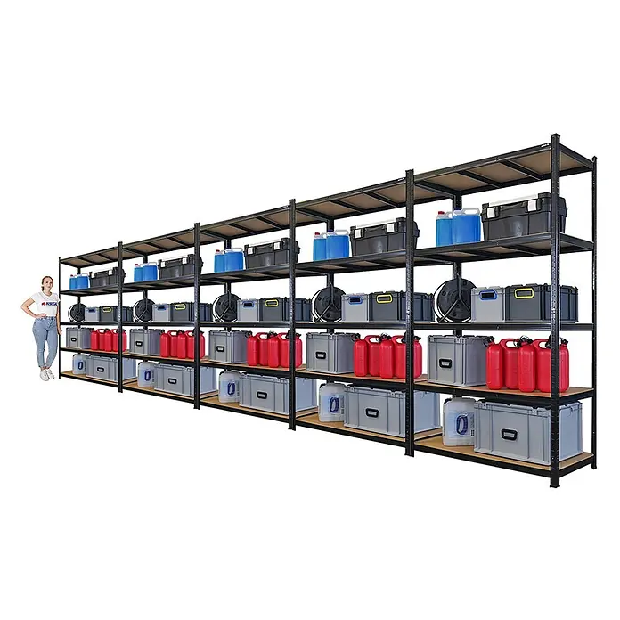 Mega Deal | 5x Schwerlastregal Giant Ragnar | HxBxT 200x120x50cm | 5 MDF-Platten-Ebenen | Fachlast 175kg | Schwarz -  - Langes schwarzes Metallregal mit fünf Holzflächenböden, gefüllt mit verschiedenen Lagerartikeln. Eine Person dient als Größenvergleich.