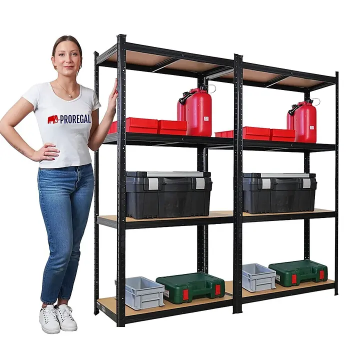 2X Schwerlastregal Gorilla 160x80x40cm 175kg Schwarz Garagenregal -  - Frau steht neben einem schwarzen Metallregal mit Holzböden, beladen mit Aufbewahrungsboxen und roten Kanistern.