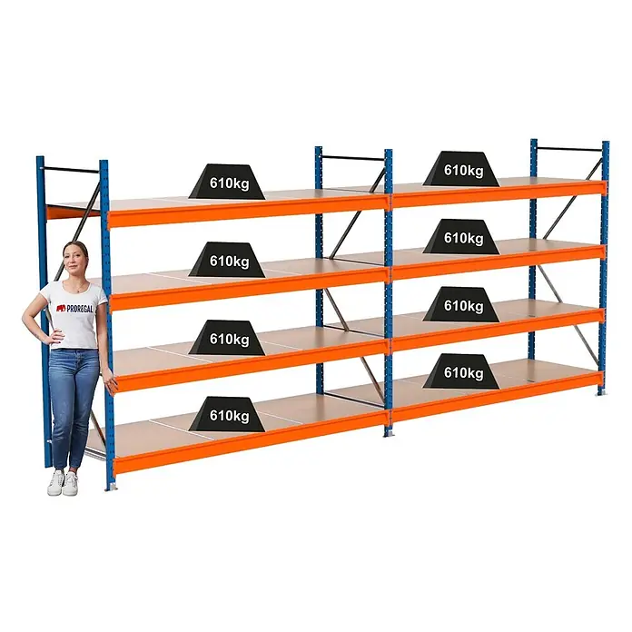 PROREGAL Industrie Weitspannregal Lagerregal MAXIMUS PRO Komplettregal: 2 Felder HxBxT 200x450x80cm 4 Ebenen, Spanplatten-Fachboden, Fachlast 610 kg Blau/Orange -  - Blau-oranges Schwerlastregal mit mehreren Böden, jeder 610kg tragend, mit Person zur Größenreferenz.