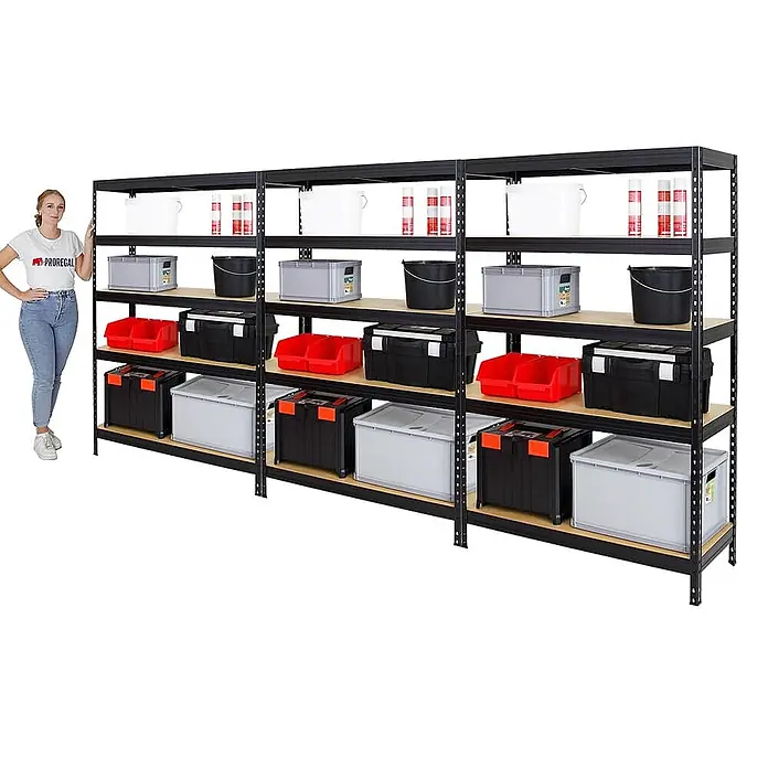 Mega Deal | 3x Schwerlastregal Rivet | HxBxT 180x120x45 cm | Fachlast 250kg | Schwarz -  - Großes schwarzes Metallregal mit Holzböden, gefüllt mit Lagerbehältern und Werkzeugkästen. Eine Frau steht daneben als Größenvergleich.