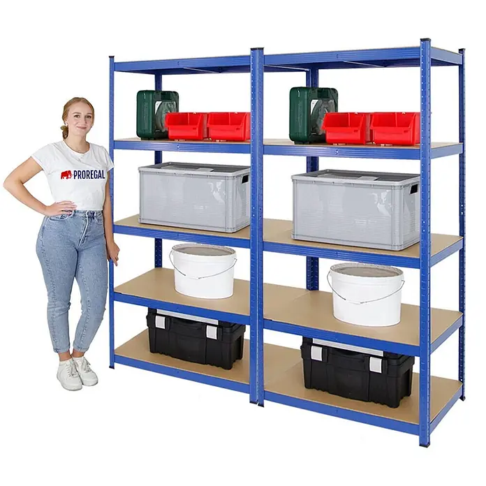 Mega Deal | 2x Schwerlastregal TAURUS | HxBxT 180x90x60cm | Fachlast 175kg | Blau -  - Blaues Metallregal mit braunen MDF-Böden, gefüllt mit Aufbewahrungsbehältern. Eine Frau steht daneben zur Größenangabe.