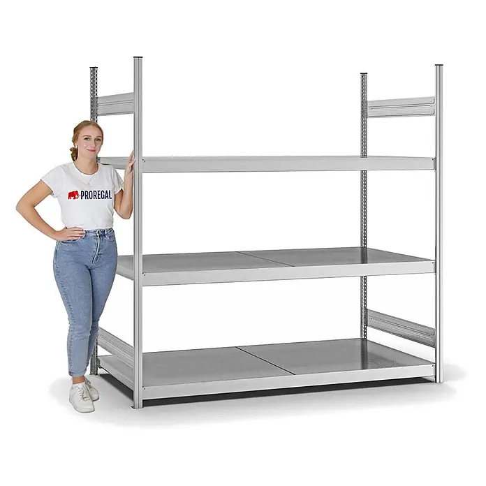 Proregal Schwerlastregal MAGNUS Stecksystem - H x B x T: 200 x 200 x 80 cm, Traglast pro Boden: 350 kg, Anzahl Böden: 3 Stk., Stecken, Verzinkt - Silbernes Metallregal mit drei Böden, neben einer Person zur Veranschaulichung der Größe.