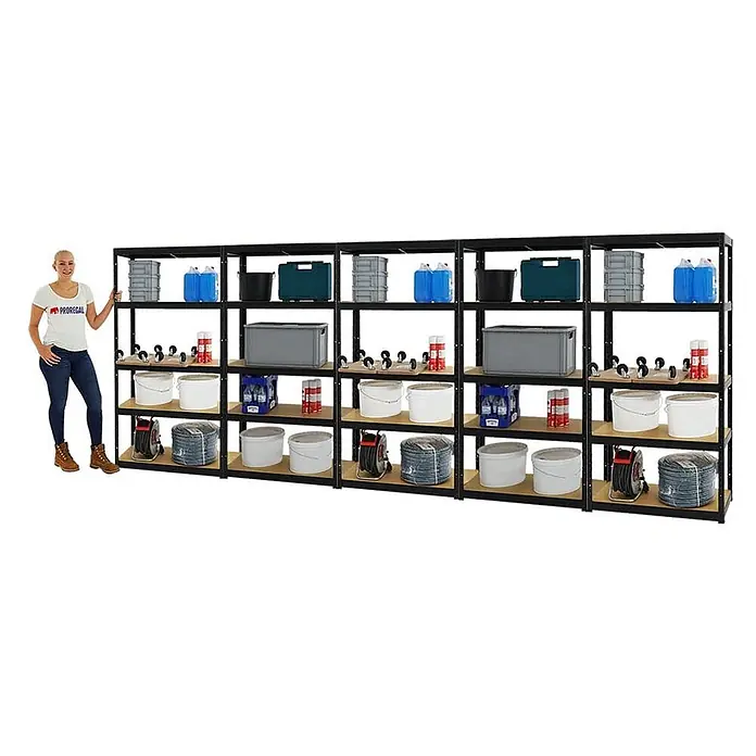 Mega Deal | 5x Schwerlastregal Slim Elephant S | HxBxT 180x90x45 cm | 5 Ebenen | Fachlast 350 kg | Schwarz -  - Großes schwarzes Metallregal mit Holzböden, gefüllt mit Lagerartikeln, eine Frau steht daneben zur Größenreferenz.