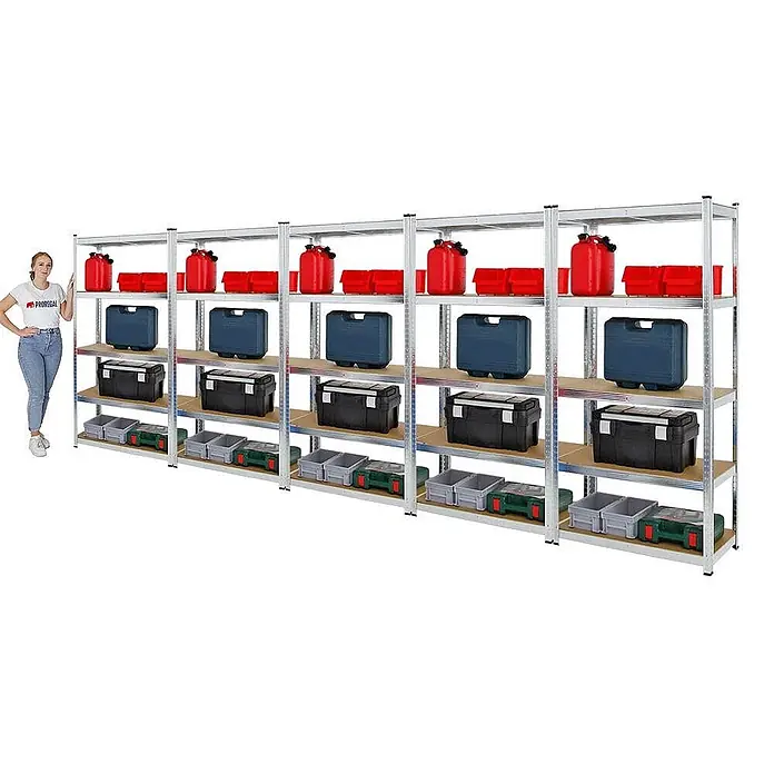 Set Deal 5x Schwerlastregal Ragnar 180x90x40cm 5 MDF-Ebenen 175kg Verzinkt -  - Lange silberne Metallregale mit Holzbrettern, gefüllt mit verschiedenen Aufbewahrungsboxen und Kanistern, mit einer Person zum Größenvergleich.