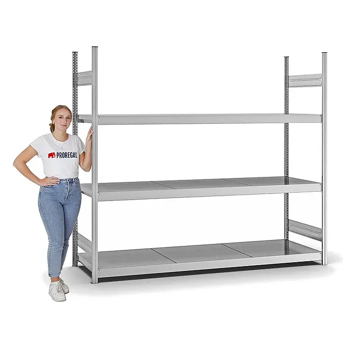 Proregal Schwerlastregal MAGNUS Stecksystem - H x B x T: 200 x 225 x 60 cm, Traglast pro Boden: 350 kg, Anzahl Böden: 3 Stk., Stecken, Verzinkt - Großes graues Metallregal mit drei Böden, mit Person zur Größenansicht.