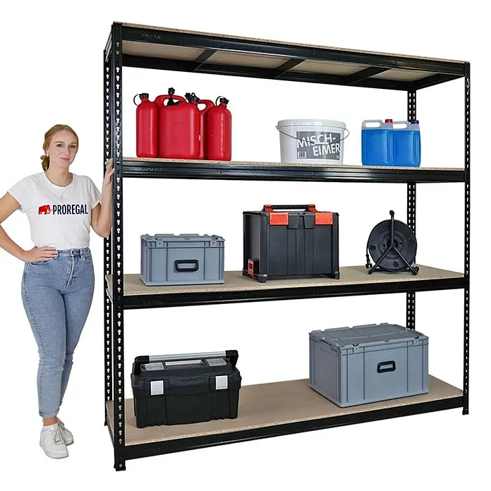 Profi Schwerlastregal BISON | HxBxT 200x200x60cm | 4 Spanplatten-Ebenen 15mm | Fachlast 600kg | Schwarz -  - Ein hohes, schwarzes Metallregal mit Holzablagen, vier Ebenen gefüllt mit verschiedenen Aufbewahrungsgegenständen. Eine Person steht daneben zum Größenvergleich.