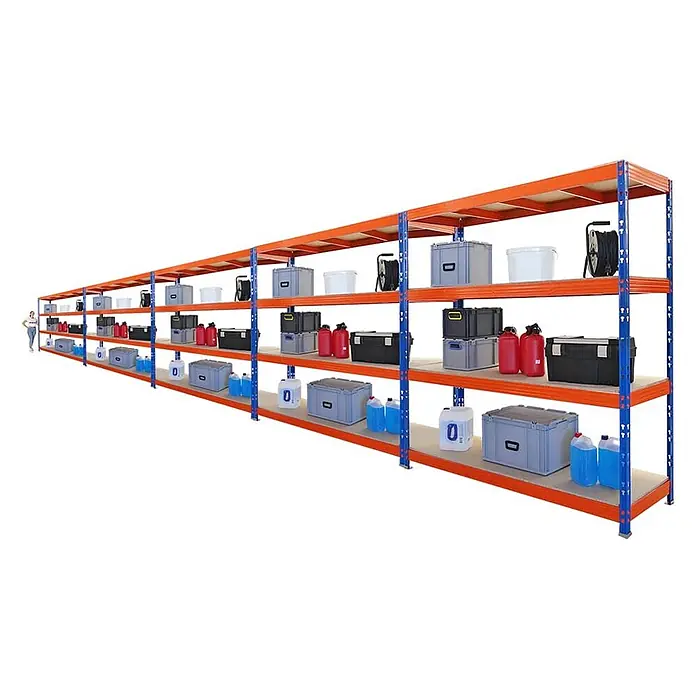 Mega Deal | 5x Profi Schwerlastregal Rhino | HxBxT 200x200x60cm | 4 Spanplatten-Ebenen 16mm | Fachlast 500kg | Blau-Orange -  - Langes Schwerlastregal mit blauen Pfosten und orangefarbenen Trägern, gefüllt mit Boxen und Kanistern. Person als Größenvergleich.
