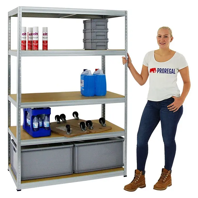 Proregal Schwerlastregal Big Elephant M - H x B x T: 180 x 120 x 60 cm, Traglast pro Boden: 250 kg, Anzahl Böden: 5 Stk., Stecken, Verzinkt - PROREGAL Metallregal mit fünf Holzablagen, mit Gegenständen beladen. Eine Frau steht daneben zur Größenreferenz.
