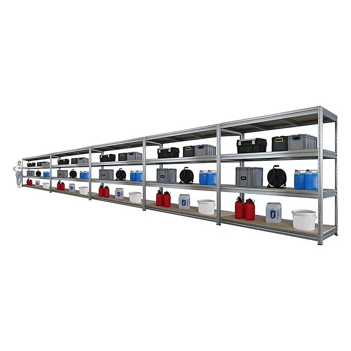 Mega Deal | 5x Schwerlastregal DINO | HxBxT 180x200x60cm | 4 Spanplatten-Ebenen 16mm | Fachlast 500kg | Verzinkt -  - Langes, mehrstöckiges Metallregal mit Holzböden, gefüllt mit Lagerbehältern und Kanistern. Eine Person dient als Größenvergleich.