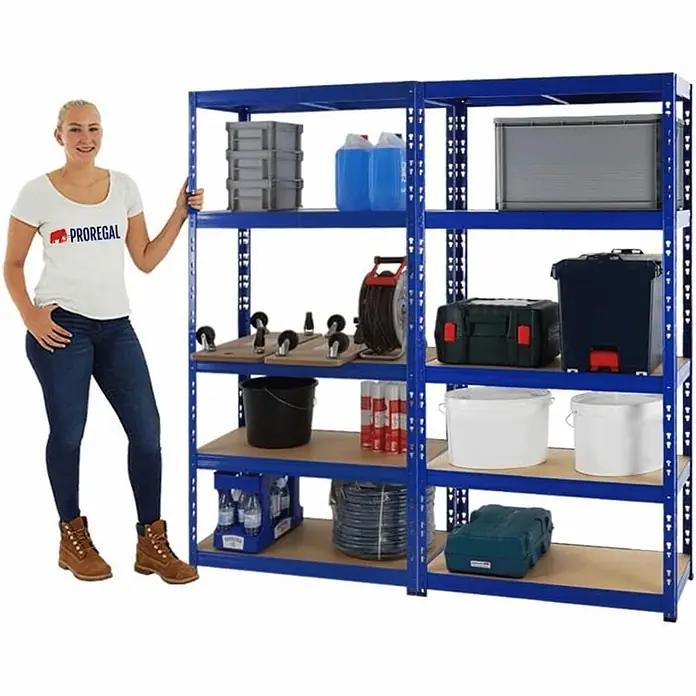 Mega Deal | 2x Schwerlastregal Tiger | HxBxT 180x90x45 cm |  Fachlast 265kg | Blau -  - Blaues Metallregal mit Holzböden, bestückt mit Lagerartikeln und einer Frau als Größenreferenz.