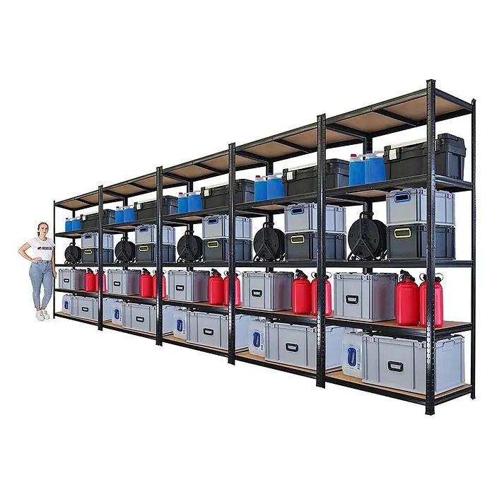 Mega Deal | 5x Schwerlastregal Giant Ragnar | HxBxT 200x100x50cm | 5 MDF-Platten-Ebenen | Fachlast 175kg | Schwarz -  - Großes schwarzes Metall- und Holzregal mit mehreren Böden, gefüllt mit Behältern. Eine Person daneben zur Größenordnung.